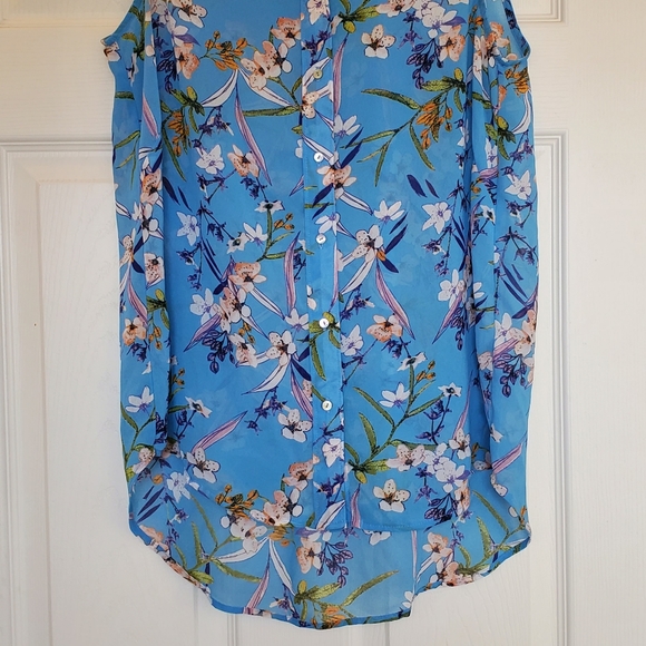EUC Sleeveless Floral Button-down - Picture 2 of 10